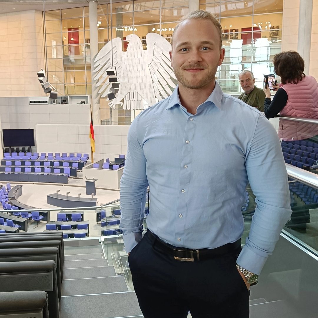 Hannes Franck im Deutschen Bundestag vor dem Bundesadler