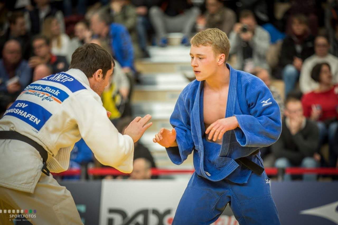 Hannes Franck im blauen Judo-Gi während eines Wettkampfs
