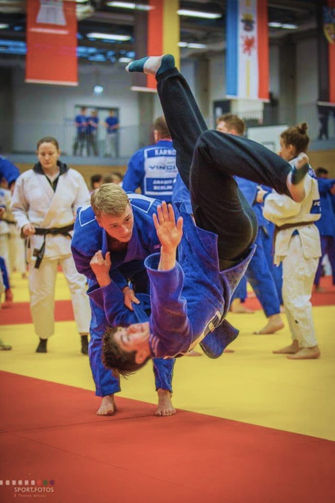 Hannes Franck setzt eine Judo-Wurftechnik an